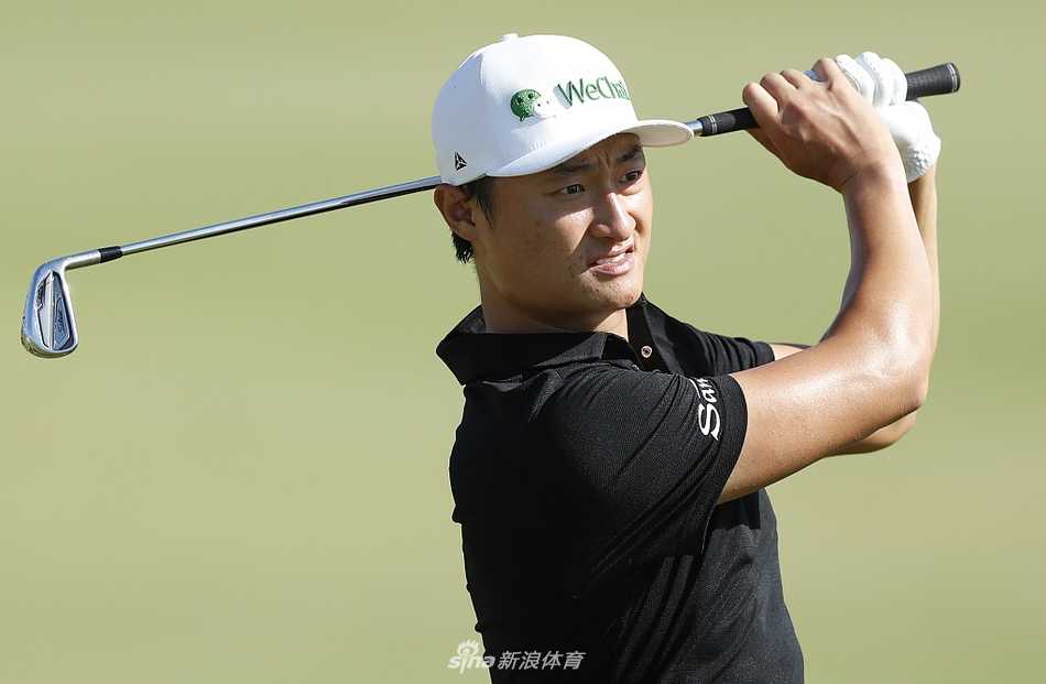 李昊桐在葡萄牙大师赛练习日神情专注地凝视远方，为即将到来的比赛调整心态。