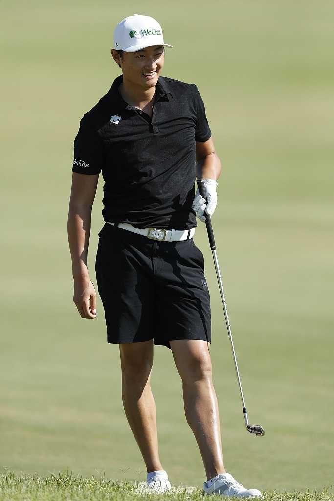 西班牙名将拉拉扎巴尔在练习果岭上推杆，阳光洒在果岭上形成美丽的光影。