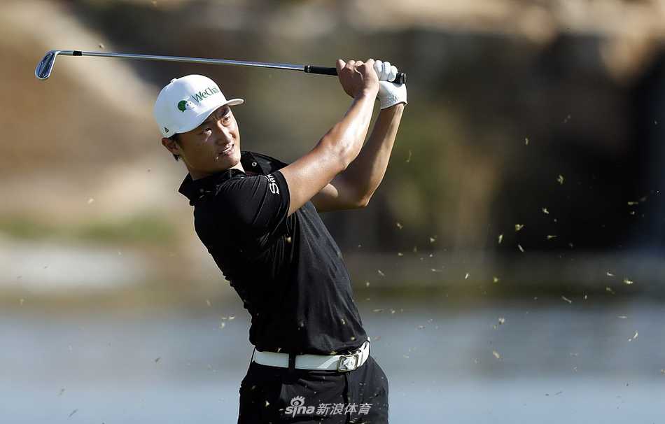 练习场上，多位职业球手同时挥杆，白色小球在空中划出数道优美的弧线。