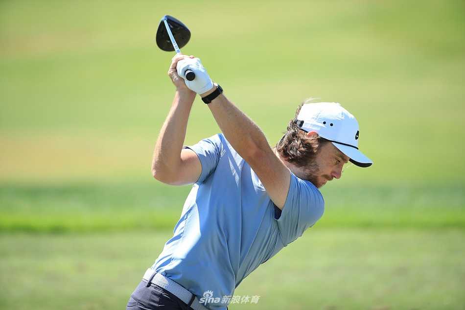 弗利特伍德在练习轮中优雅流畅的全挥杆动作瞬间，背景是开阔的球场。