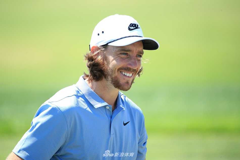 李昊桐在沙坑中练习救球，沙粒飞扬，展示着短杆技术的精细。