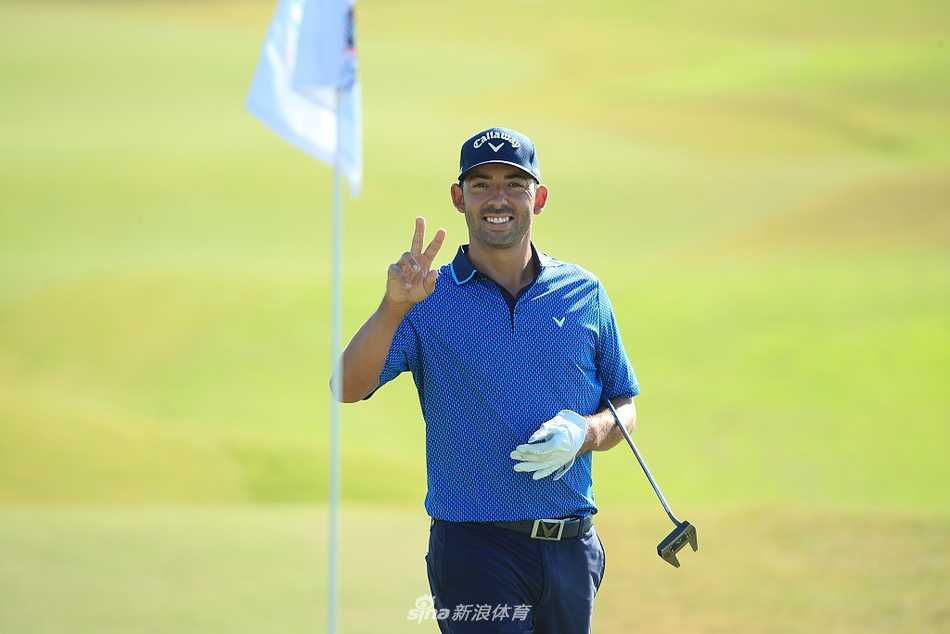 比赛练习日全景，绿草如茵的球场与远处的俱乐部会所构成和谐画面。