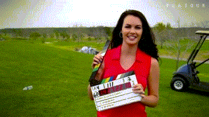 杜夫纳与爱妻并肩而行，两人相视一笑的瞬间，赛场上的所有硝烟都化为了身后的温柔背景。