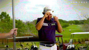 杜夫纳在球场上俯身，深情一吻落在小白球上，这个充满仪式感的动作蕴含了对下一击的美好祈愿。