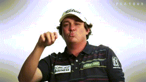 杜夫纳完成挥杆后，脸上立刻恢复了那副著名的扑克脸，眼神专注而深邃，仿佛已置身于只有他和球道的世界。