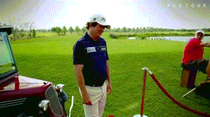 杜夫纳下意识地抬手挠头，一个小动作打破了比赛的严肃气氛，流露出率真随性的一面。