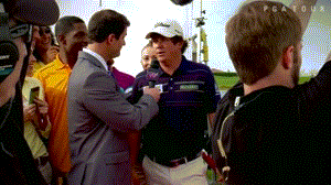 面对采访镜头，杜夫纳眼神飘向远方，一副心不在焉的神游模样，思绪仿佛已飘向更远的球场。