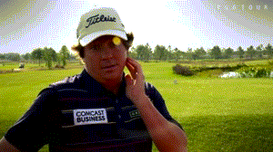 一个大大的哈欠不经意间流露，展现了即使是最顶级的球员，在漫长赛程中也难掩身体的自然疲态。