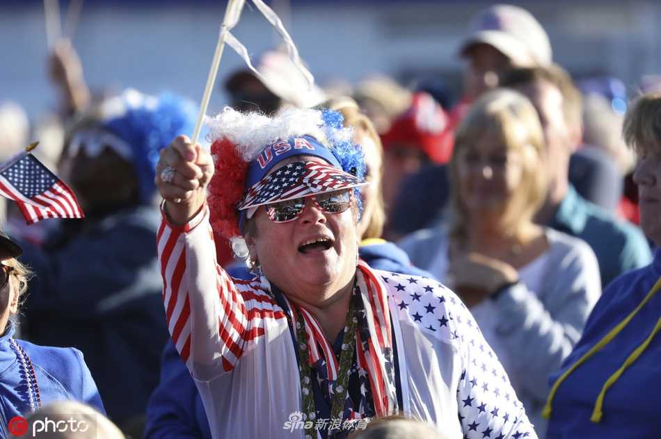 莎琳侧身与乐队成员互动，手指随着节奏轻扬，脸上洋溢着投入而沉醉的笑容，舞台灯光为她镀上一层金色的轮廓。