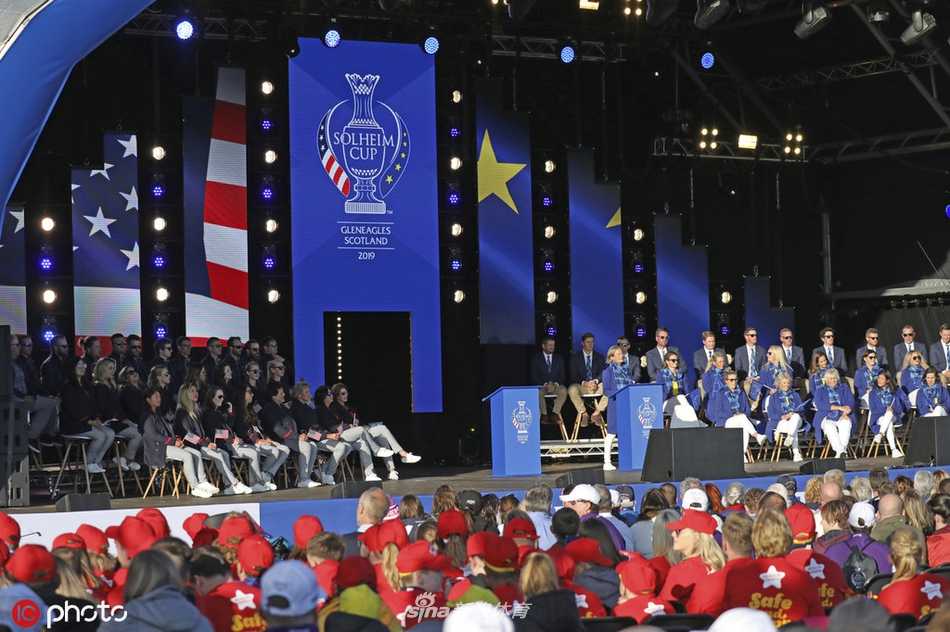 特写镜头捕捉到莎琳演唱时的动人瞬间，她微闭双眼，深情投入，麦克风靠近唇边，仿佛在将故事与力量通过歌声传递给每一位听众。