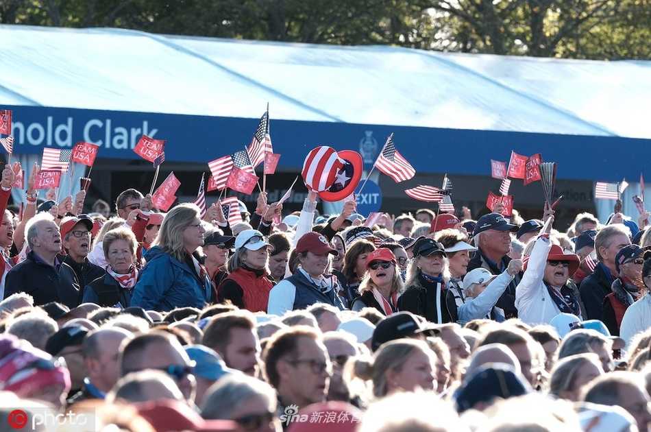 莎琳走向舞台边缘，向台下热情的观众挥手致意，她与观众席的距离拉近，展现出表演者与观众之间热烈的情感交流与共鸣。