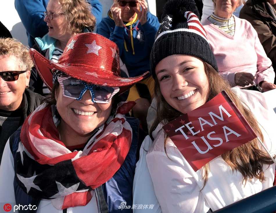 舞台灯光变换出蓝绿色调，如极光般梦幻，莎琳在光晕中凝神演唱，营造出神秘而隆重的史诗氛围。