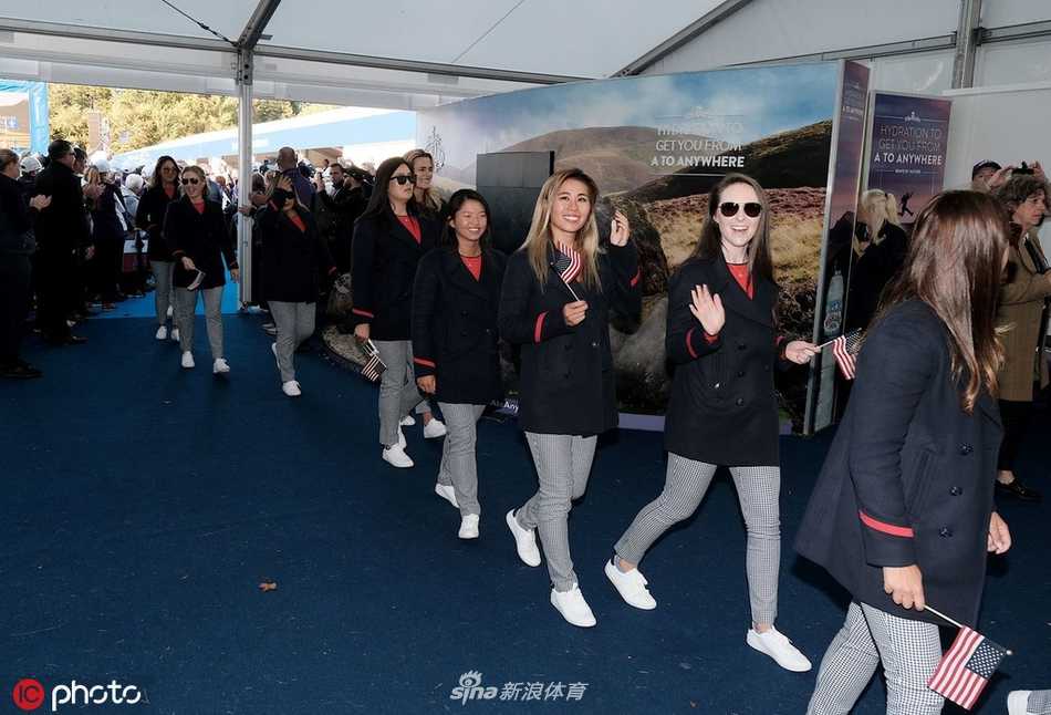 远距离俯瞰开幕式现场，舞台宛如黑暗中的璀璨宝石，观众席化作光的海洋，人潮与星光共舞，共同见证这场体育与艺术的完美结合。