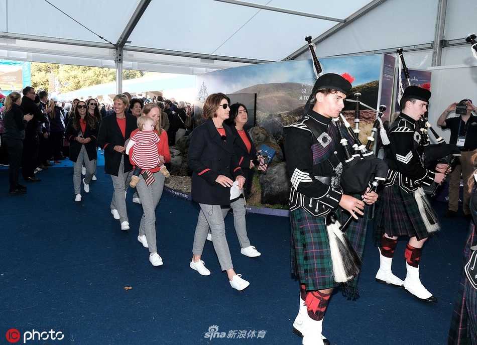 表演结束后，莎琳向四方观众鞠躬谢幕，姿态优雅而谦逊，身后绚丽的灯光仿佛为她加冕，为这场音乐盛宴画上圆满句点。