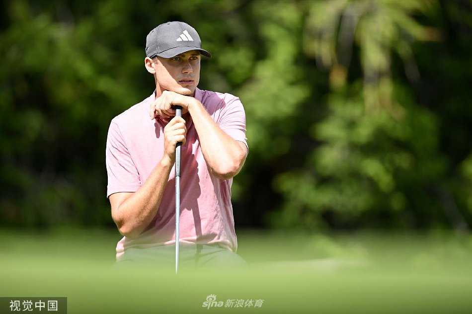 阿伯格在第十八洞果岭推进致胜一推后，紧握拳头面向天空发出激情怒吼