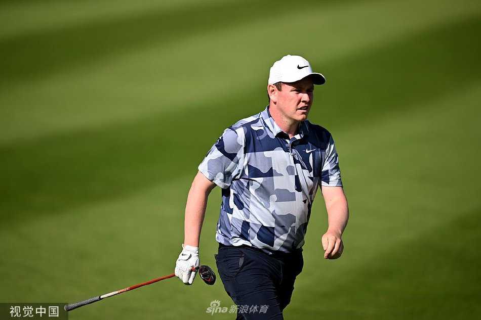 瑞典新星在果岭上屈膝仔细阅读推杆线路，神情专注如雕刻般坚定