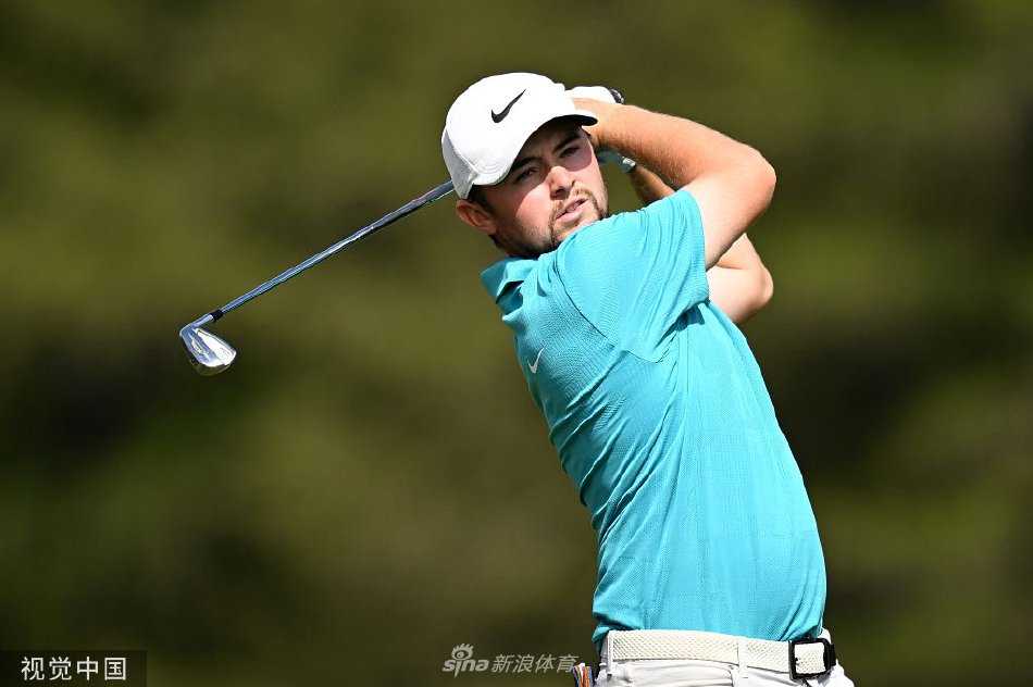 夕阳下，阿伯格与奖杯的剪影构成一幅充满胜利诗意与未来希望的画面