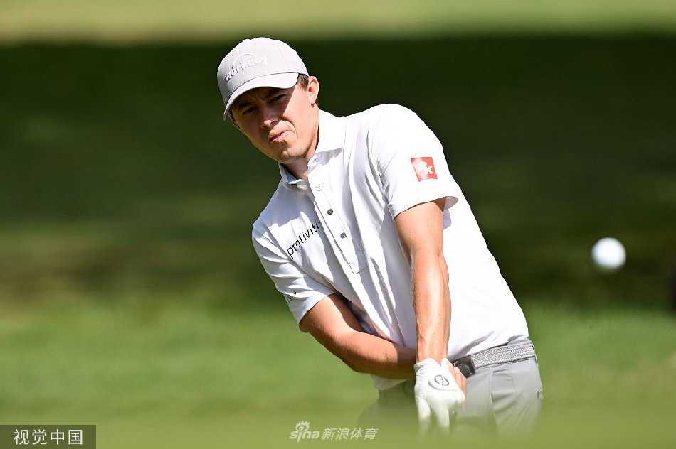 阿伯格在球道中冷静审视攻果岭路线，身后阿尔卑斯山风光如画