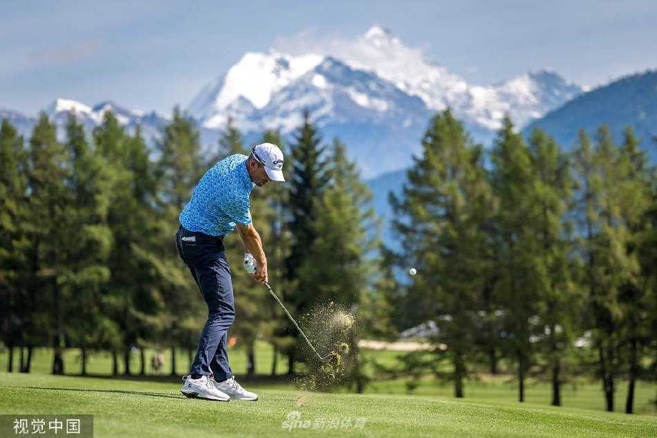 夺冠后，阿伯格笑容灿烂地与赛事工作人员及志愿者亲切握手致谢