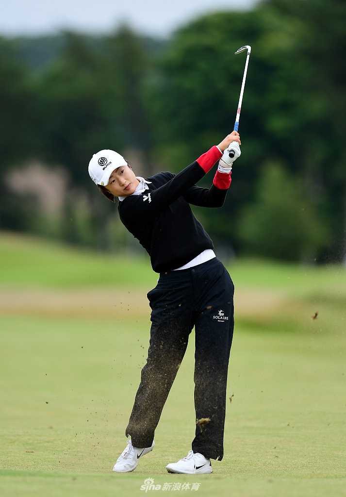 史黛西·路易斯凝视球洞，眼神专注而坚定，手中球杆稳稳握紧，身后是经典的苏格兰林克斯球场风光