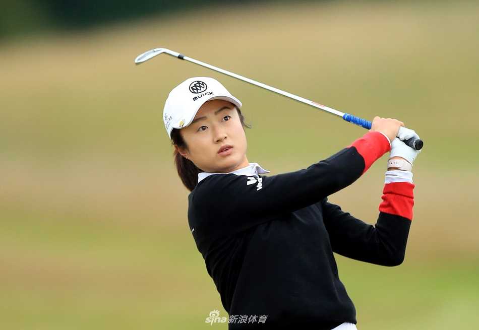 史黛西·路易斯在加洞赛中全神贯注准备推杆，背景中的观众屏息凝视，气氛紧张而凝固