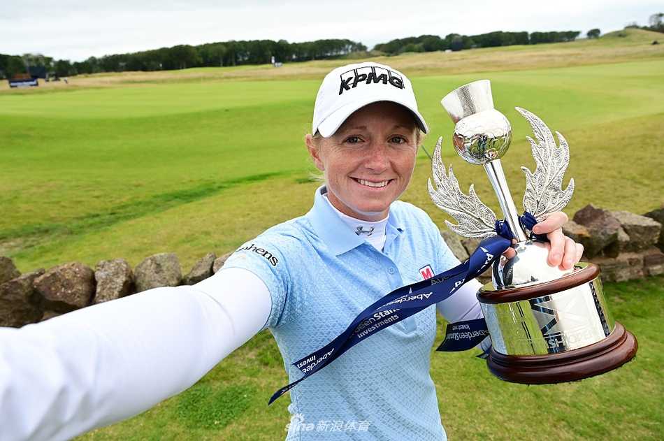 林希妤在苏格兰的草地上沉着挥杆，动作流畅而充满力量，展现了中国女将的飒爽英姿