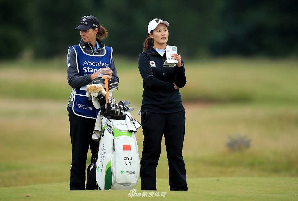 路易斯面带微笑亲吻冠军奖杯，神情中洋溢着幸福与满足，这是献给女儿的最好的礼物