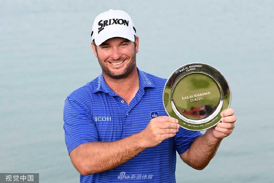 瑞恩·福克斯在决赛轮中屏息推杆，专注的眼神凝聚了争夺冠军的全部决心。