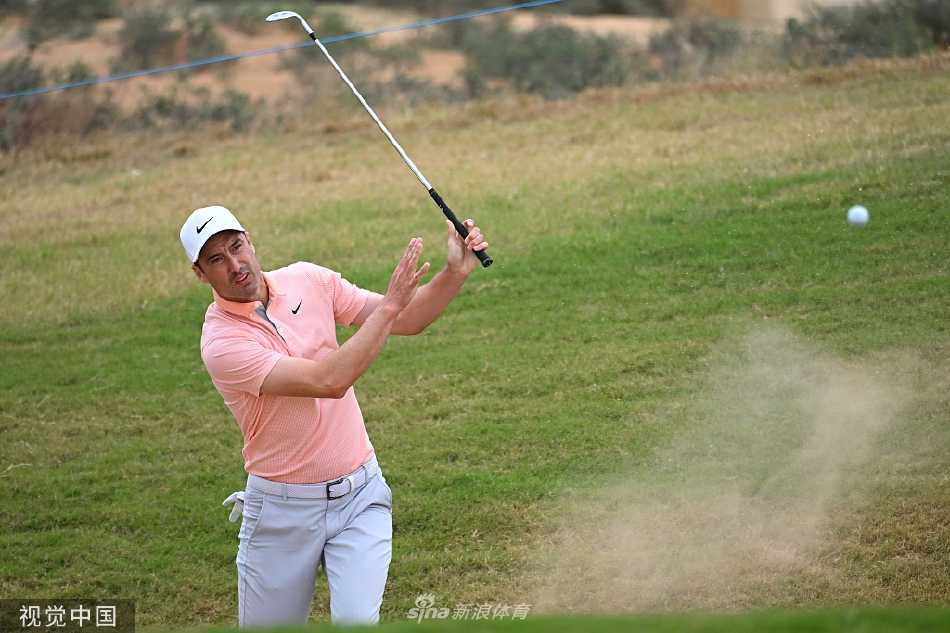 西班牙球手拉拉扎巴尔在球道上仔细察看推击线路，专注的神情透露出对胜利的渴望。