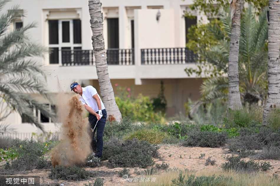 福克斯挥杆瞬间，身体充分扭转，球杆划破空气，力量与技巧完美融合。