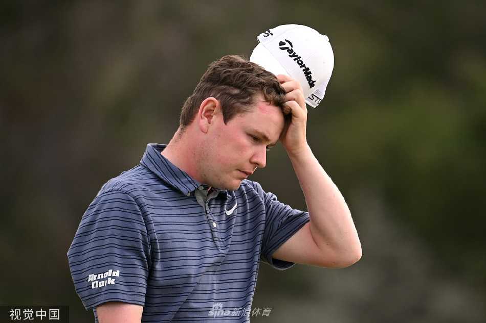 赛事中的激烈角逐场景，多位球员同组竞技，背景是阿尔哈马拉俱乐部独特的沙漠景观。