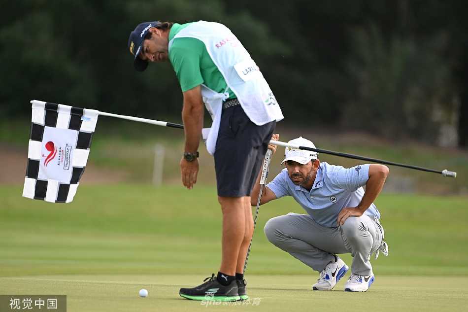 罗斯·费舍尔在果岭边进行精准的切杆，为擒获小鸟球做最后准备。