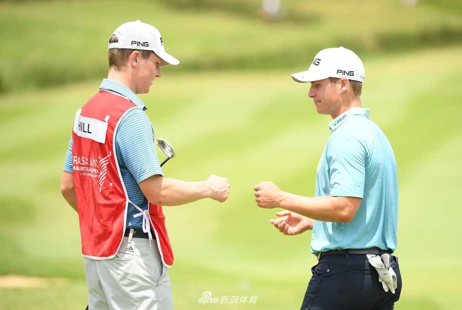 布兰登·斯通在沙坑中沉着救球，沙粒飞扬瞬间展现出职业球员精湛的短杆技巧与球场沙坑的挑战性。