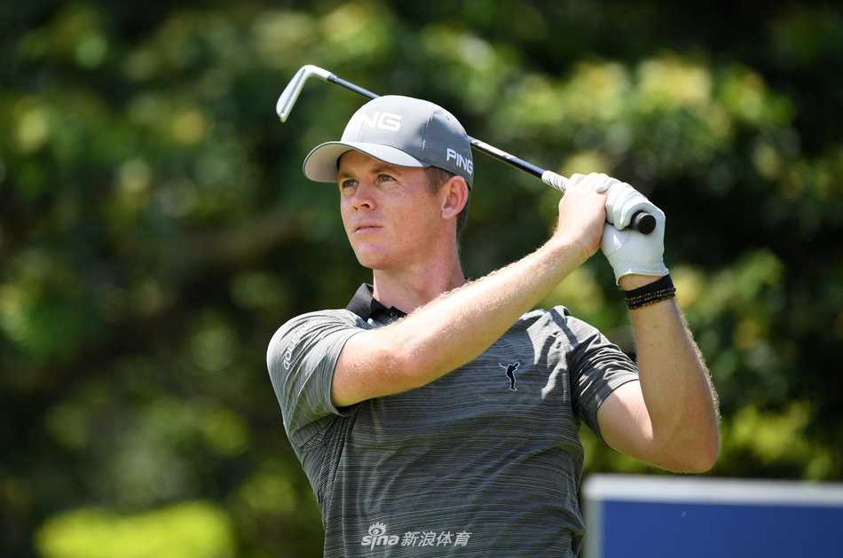 马蒂厄·帕万在毛里求斯的海风中优雅完成推杆动作，果岭旁独具热带风情的观众看台与植被清晰可见。