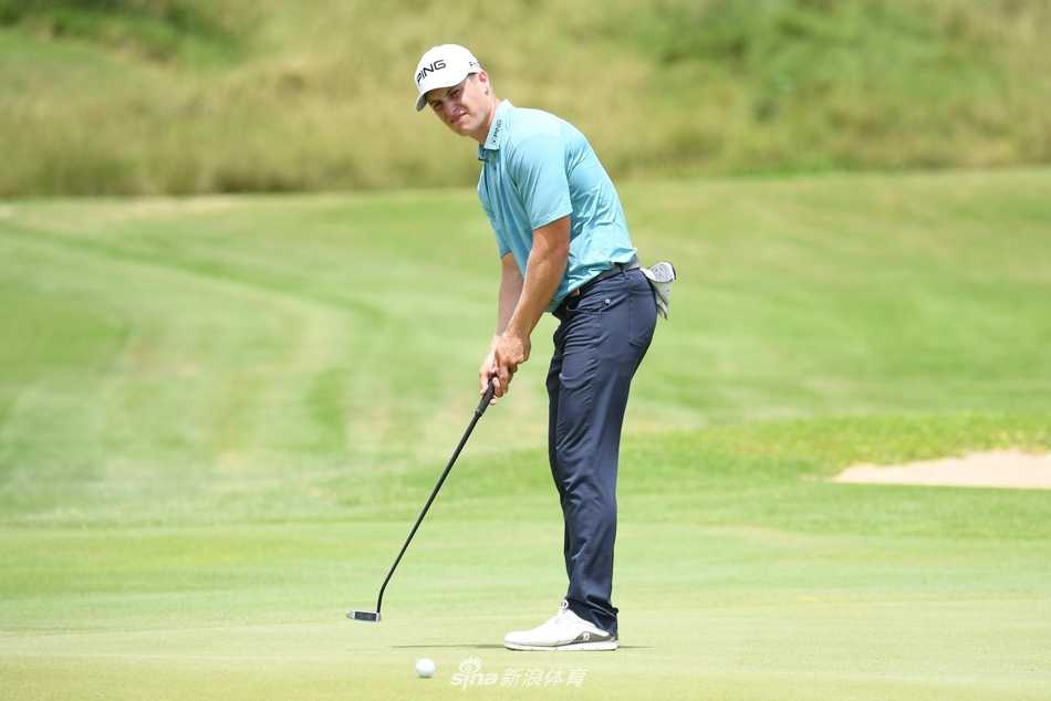 传承高尔夫俱乐部全景，蜿蜒的球道穿过热带树林与水域，远山如黛，完美诠释了海岛高尔夫球场的独特魅力。