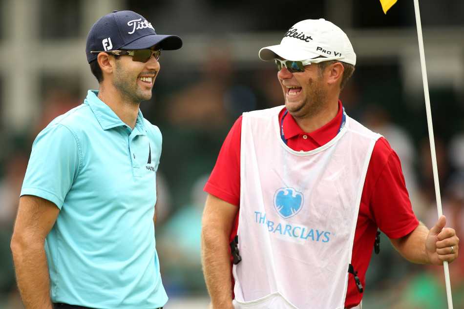 麦克罗伊在决胜时刻挥出一号木，他的目光如炬，紧盯着球道远方，仿佛能穿透渐浓的暮色。