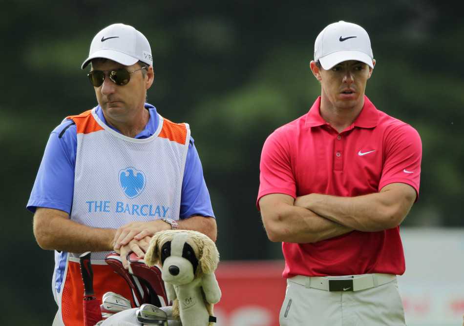 里奇·福勒在果岭边专注地观察推杆线路，橙色的着装犹如他火热的状态，照亮了后九洞的激烈战局。