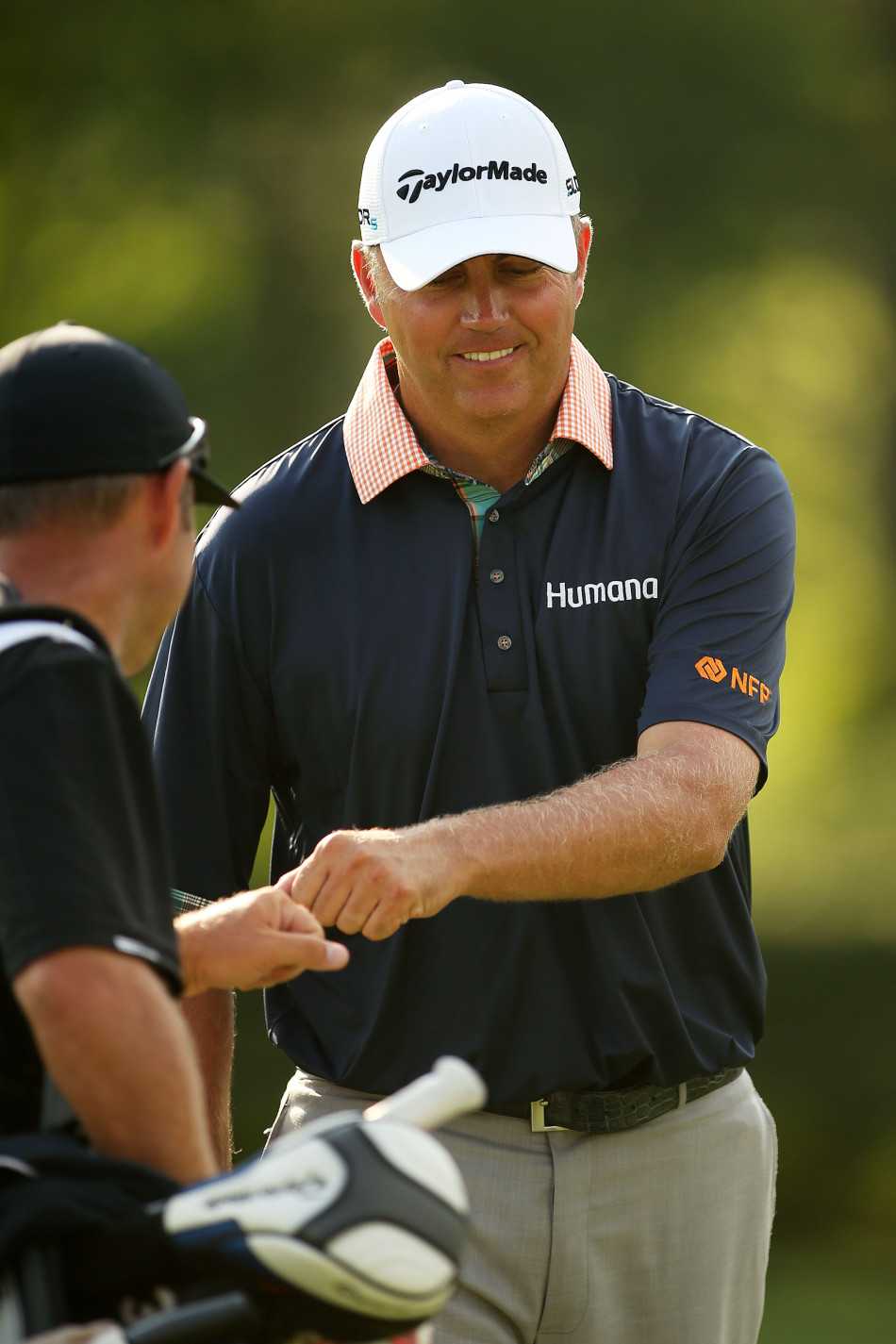 米克尔森在沙坑中救球，表情专注而沉着，这位老将用一整天的精彩表现，赢得了所有人的尊重。