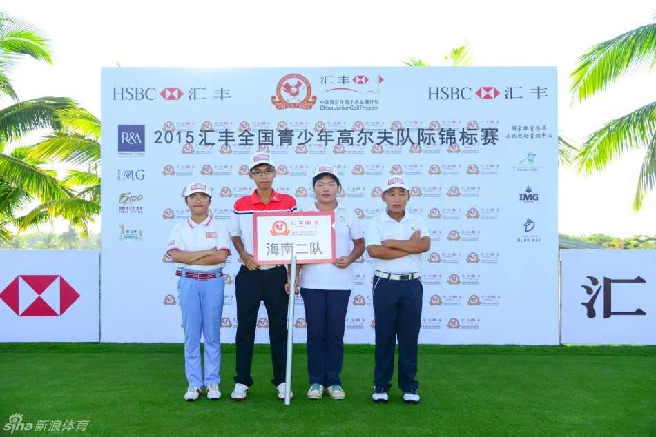 绿茵场上，少年挥杆姿态潇洒而自信，身影与远处绵延的球道构成一幅充满动感的活力画卷。