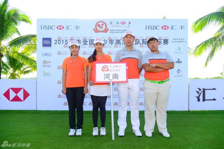 海南队小选手沉稳推杆，专注的目光紧盯着球洞，仿佛整个世界都凝聚在这方寸草皮之间。