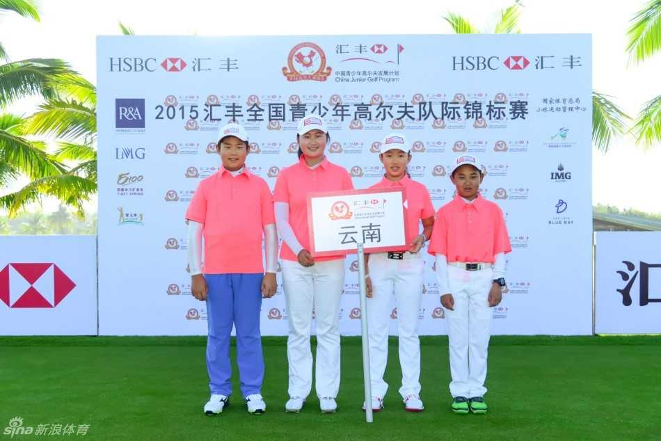 开球仪式上，小选手屏息凝神，白色小球在阳光下划出期待已久的弧线，标志着赛事正式启航。