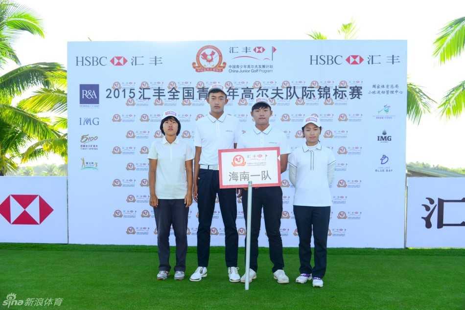 重庆队少年果岭边细致切杆，小球轻柔跃起划出精准线路，展现了对短杆技术的精湛掌控。