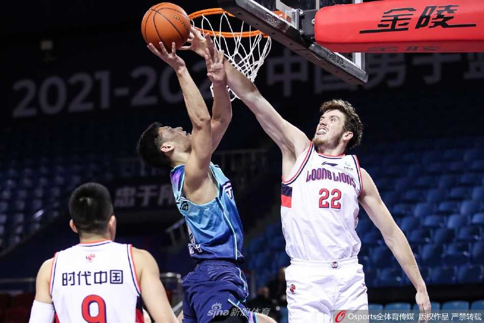 甬城之战虽败犹荣,广州火力全开大胜宁波 广州队陈盈骏快速推进发动反击,郭凯心领神会快下接应,默契十足