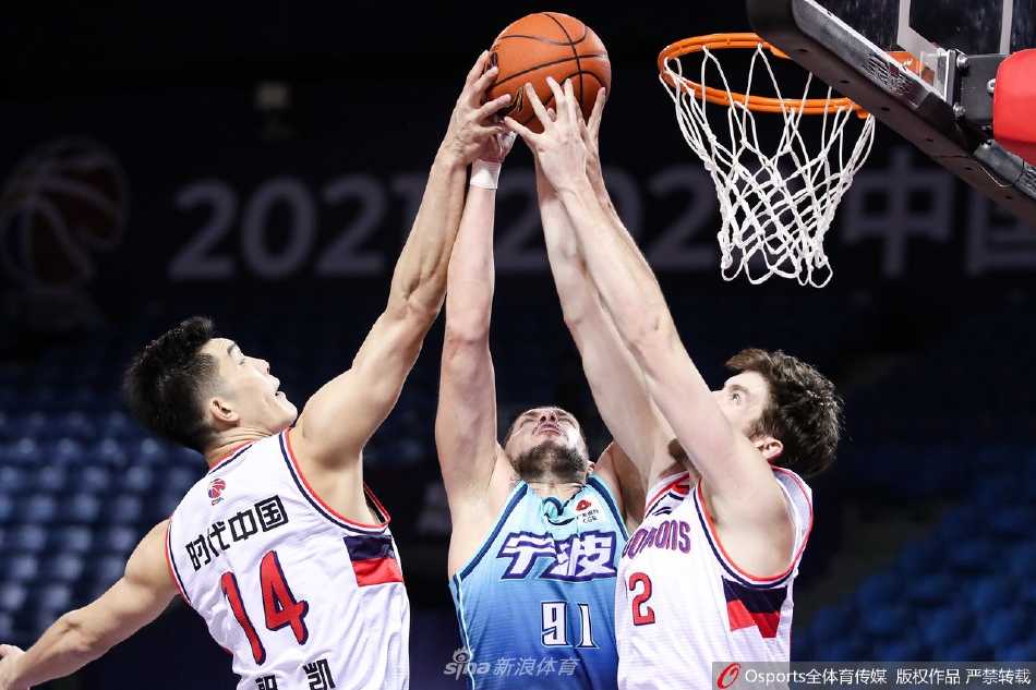 甬城之战虽败犹荣,广州火力全开大胜宁波 宁波队张彪背身单打,用娴熟的转身技术试图摆脱防守,寻找投篮机会