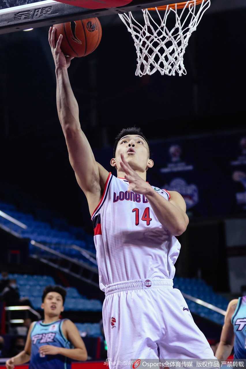 甬城之战虽败犹荣,广州火力全开大胜宁波 宁波队李柏润在严密防守下强行突破,眼神坚毅,奋力杀向对方禁区