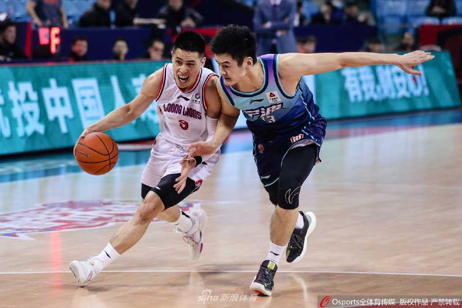 甬城之战虽败犹荣,广州火力全开大胜宁波 广州队球员利夫高高跃起,以一记势大力沉的单手劈扣终结进攻,展现篮下绝对统治力
