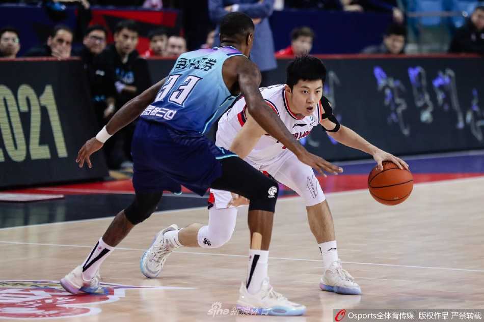 甬城之战虽败犹荣,广州火力全开大胜宁波 双方球员在篮下激烈争夺篮板球,手臂交织,展现了比赛的高强度对抗