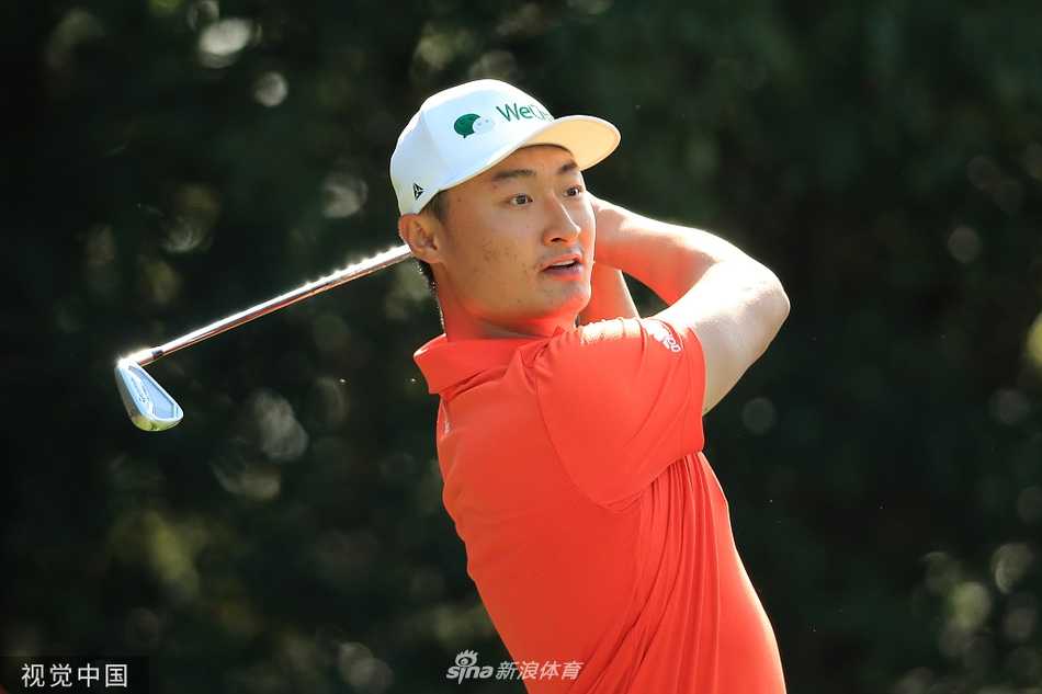 李昊桐在完美挥杆后优雅收杆，目光坚定追随小白球飞向球道远方