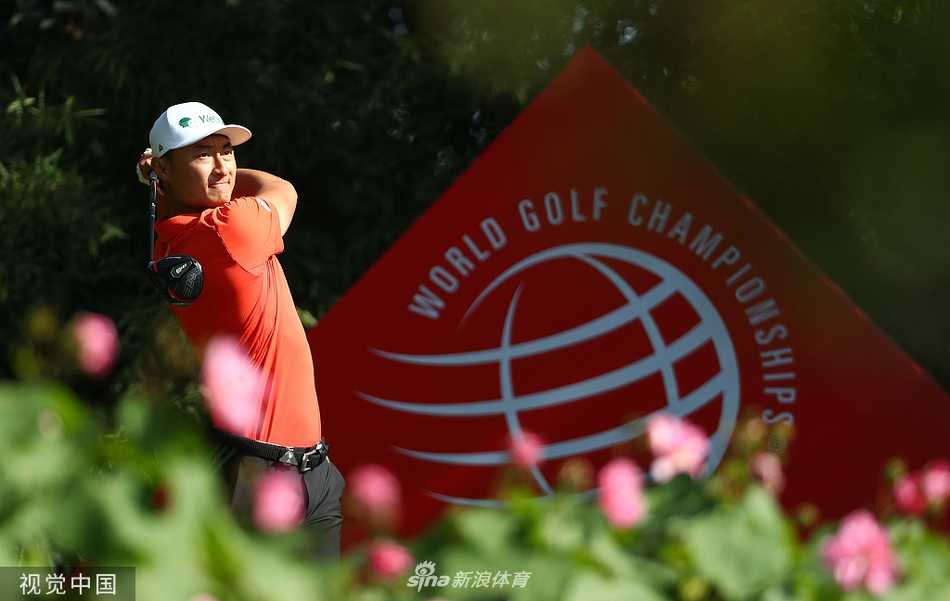 李昊桐在佘山球场上全神贯注地观察果岭推杆线路，冷静分析赛场局势