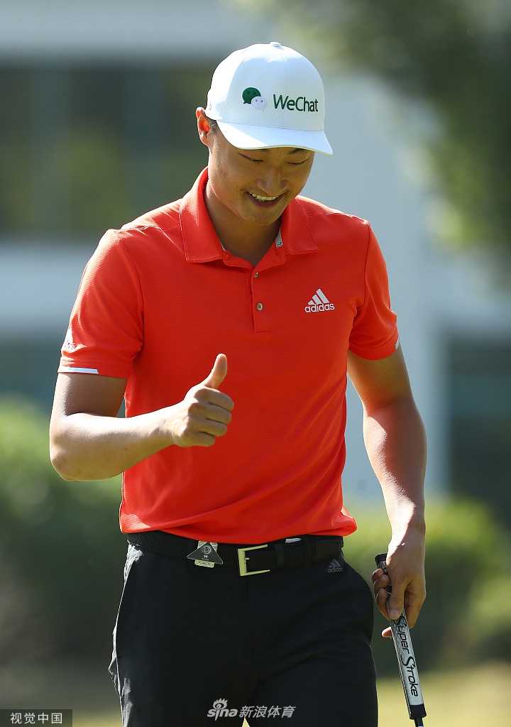 李昊桐在果岭边凝神准备一切一推，沉稳气场展现大将风范